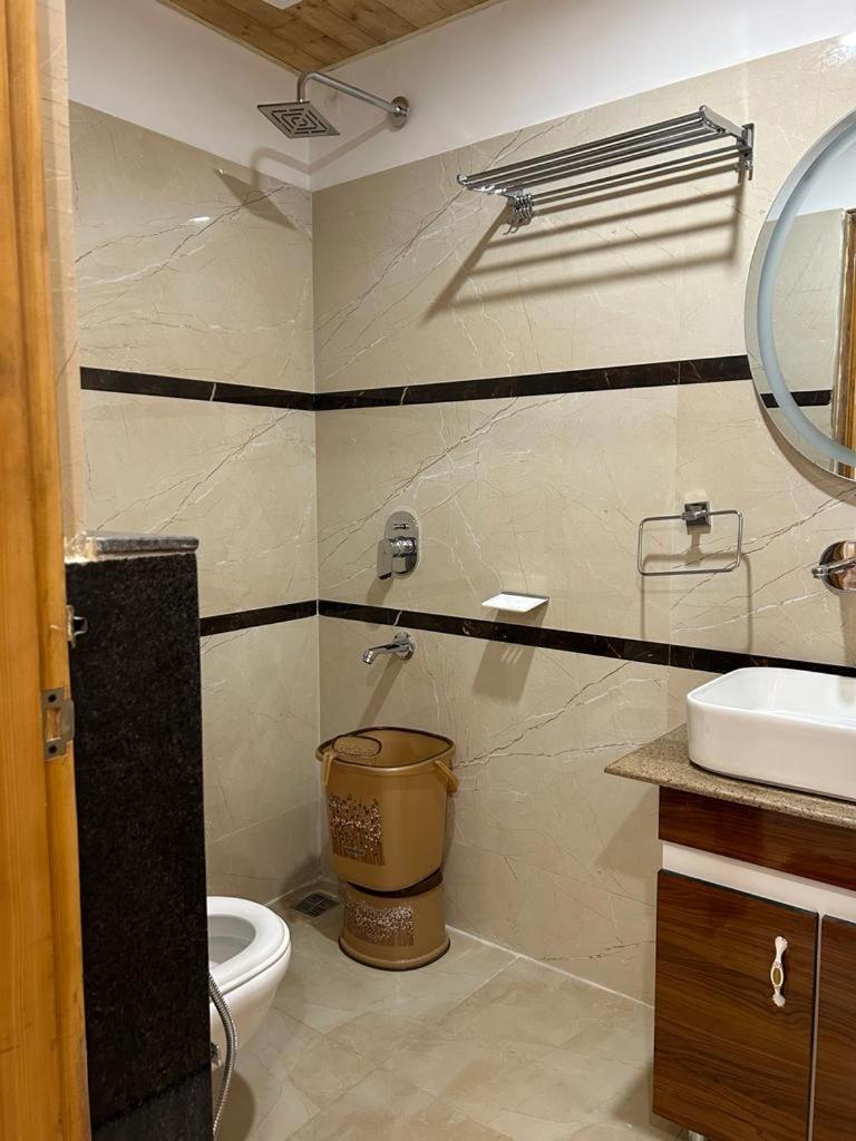 דלהאוזי Hotel Ma Heights מראה חיצוני תמונה