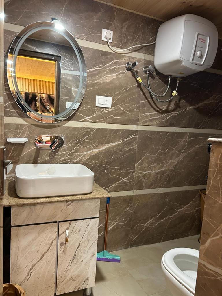 דלהאוזי Hotel Ma Heights מראה חיצוני תמונה